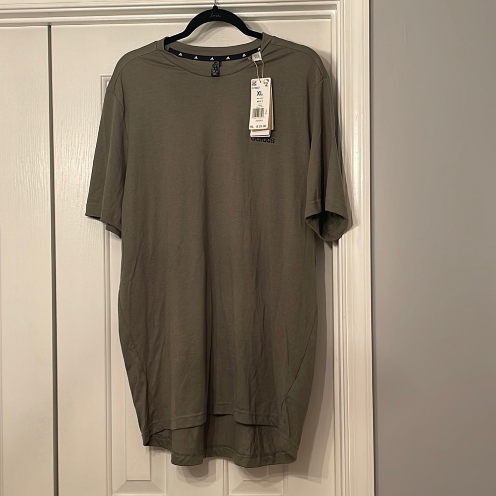 Men’s Adidas olive green style t-shirt